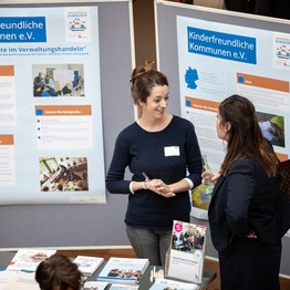 Gespräch am Stand. Foto: LWL
